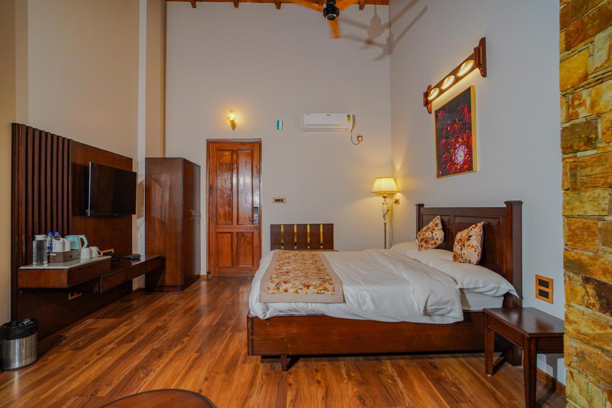 Neelesh Inn- A Luxury Lake View Hotel- 20 Kms From Nainital Bhimtal Ngoại thất bức ảnh