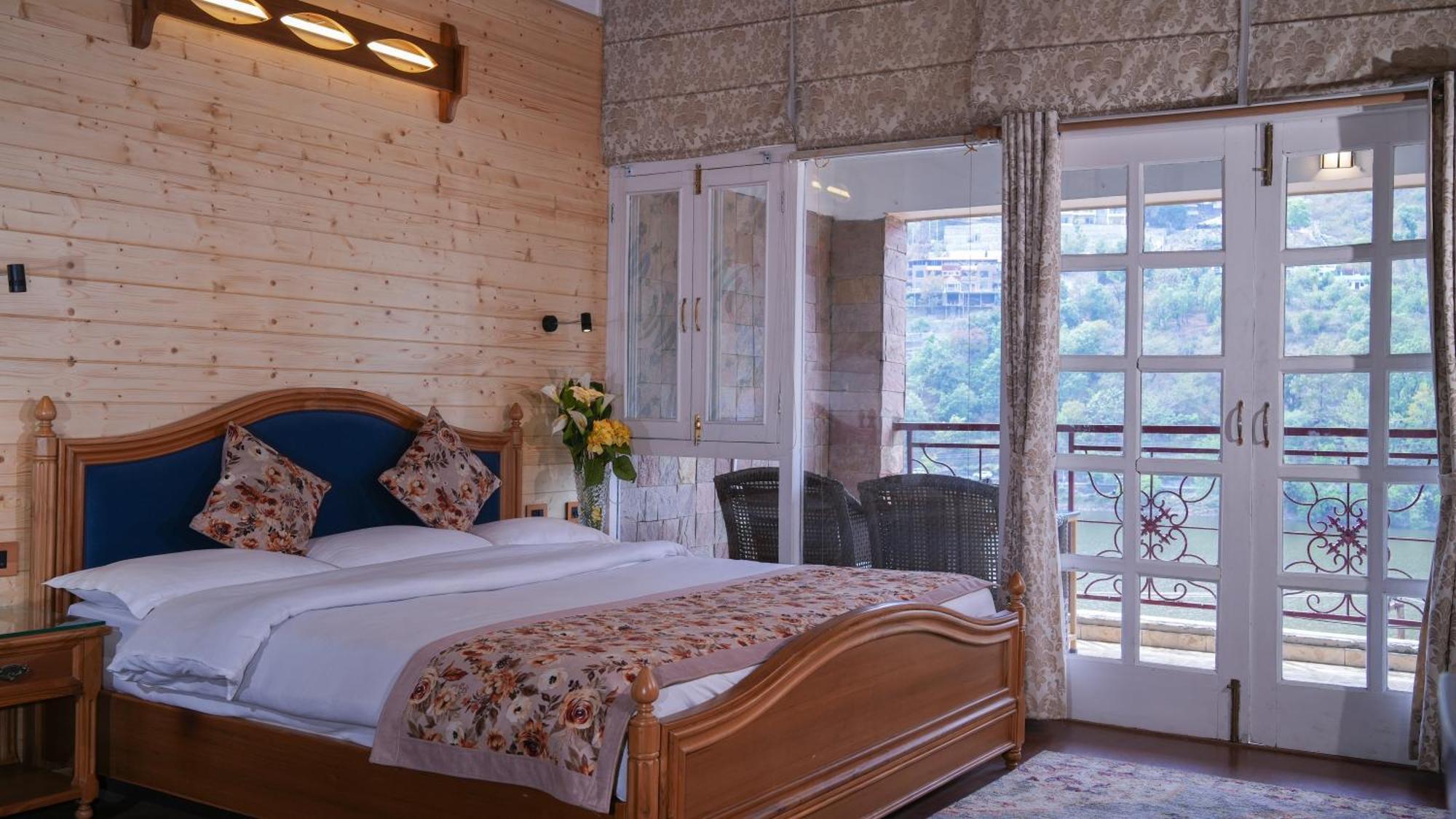 Neelesh Inn- A Luxury Lake View Hotel- 20 Kms From Nainital Bhimtal Ngoại thất bức ảnh
