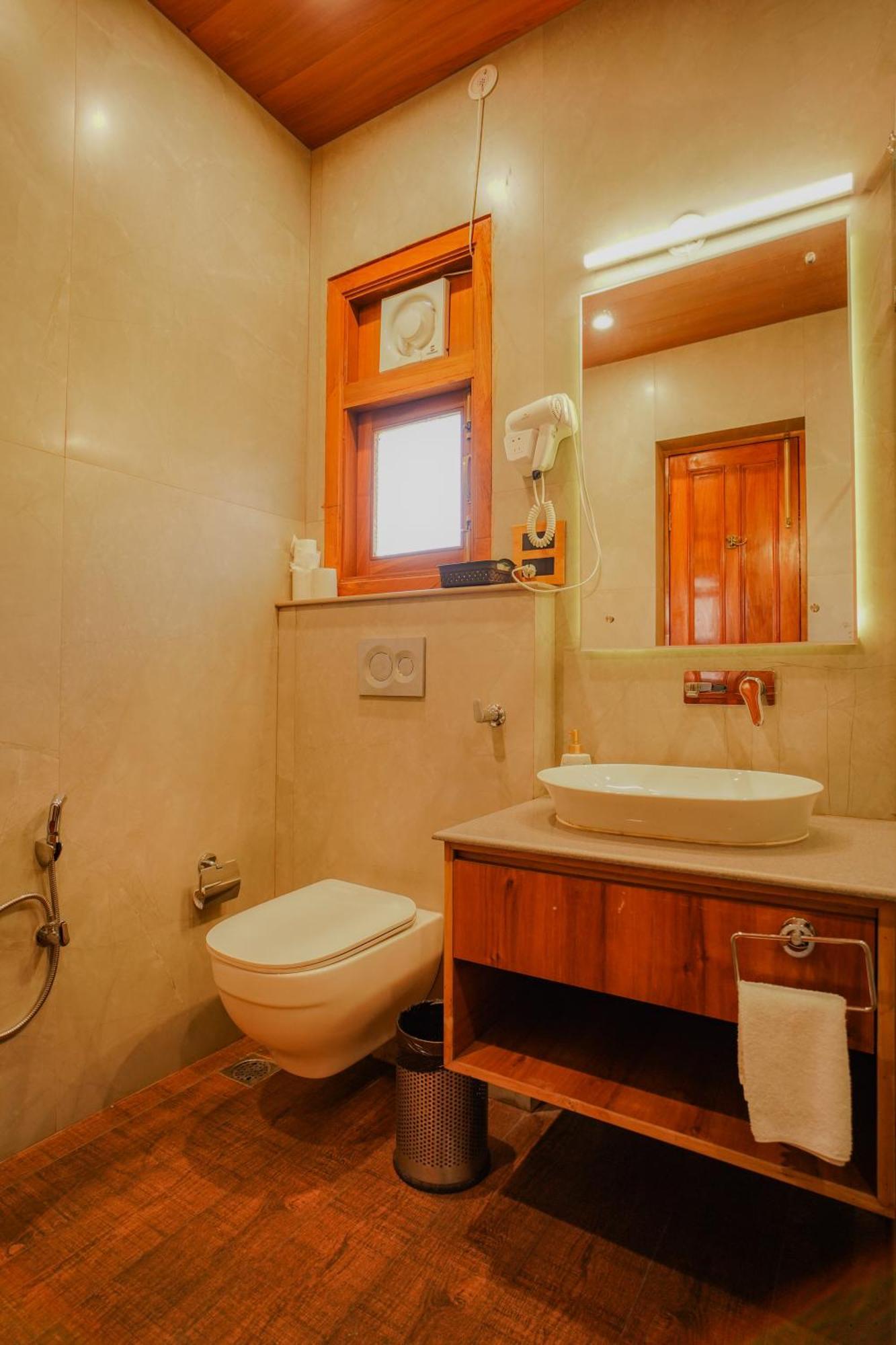 Neelesh Inn- A Luxury Lake View Hotel- 20 Kms From Nainital Bhimtal Ngoại thất bức ảnh